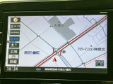 鮮明な地図表示で、スムーズなナビゲーションを実現。最新の交通情報も確認できます。