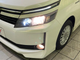 【LEDヘッドライト】悪天候や夜間走行時も良好な視界を確保し安心して運転できる高輝度LEDヘッドライトを装備!点灯速度が早く、消費電力も抑えられています。