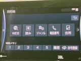 多彩な機能が搭載されたナビゲーションシステムで、目的地への案内をスムーズに行います。エンターテイメント機能も充実しています。