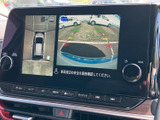 後退時の安全確認をサポートするバックモニター。車両後方の状況を大画面で確認でき、駐車や後退をスムーズに行えます。万が一のリスクを軽減します。