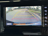 駐車の際に役立つカメラ映像を表示。安全確認をサポートし、スムーズな駐車を支援します。後退時の安心感を高めます。
