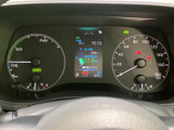 運転に必要な情報をひと目で確認できる、見やすいメーターです。シンプルながらも機能性を重視したデザインで、快適なドライブをサポートしてくれるでしょう。
