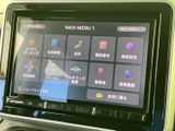 鮮明な画面で、目的地までのナビ情報を確認できます。音楽も高音質で楽しめます。快適なドライブをサポートする機能が充実しています。