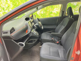 運転席側のドアを開けると、機能性とデザイン性を兼ね備えた空間が広がります。細部にまでこだわった作り込みが光ります。