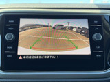 バックカメラ映像をクリアに表示。車両感覚を掴みやすく、安全な後退をサポートします。駐車場での運転も安心です。