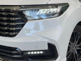 【LEDヘッドライト】悪天候や夜間走行時も良好な視界を確保し安心して運転できる高輝度LEDヘッドライトを装備!点灯速度が早く、消費電力も抑えられています。