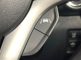 【車線逸脱抑制機能】高速道路走行時、車線からはみ出しそうな時にステアリングを制御し車線内を走行する様にアシスト。より安全な運転をサポートしてくれます!