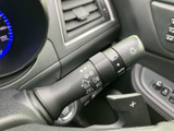 視認性の高いウインカーレバーで、安全な車線変更をサポートします。操作も簡単で、ストレスなく使用できます。