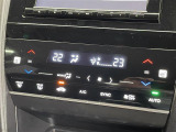 【左右独立オートエアコン】左右独立型、いわゆるデュアルエアコンです。運転席と助手席でそれぞれお好みの温度を設定可能です。