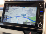 鮮明な地図表示で、スムーズなルート検索をサポートします。詳細な情報表示で、安心してドライブを楽しめます。最新の地図データも搭載しています。
