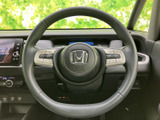 操作しやすいデザインで、安全運転をサポートします。お好みの情報を表示できるマルチファンクション機能も搭載しています。