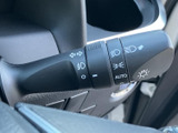 視認性の高いウインカーレバー。安全な車内操作をサポートし、スムーズな合流や車線変更を可能にします。