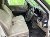 シンプルで使いやすい内装。運転に必要なスイッチ類が、手の届く場所に配置されています。スムーズな操作性を実現しています。