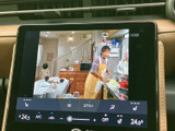 停車時に、迫力ある映像を楽しむことが可能です。後部座席の乗員も、快適な時間を過ごせます。