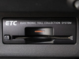 コンソール内一体型のビルトインETC装備!見た目の部分も良いですが、ETCカードの盗難防止になる設置箇所です!料金所の渋滞回避!時間帯・日によって料金の軽減を受けられます!ストレス知らずのドライブ!