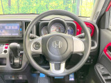 インテリアに合わせたデザインのステアリングは、運転される方のことも考え、運転しやすい形状、大きさです。是非一度、実際に触ってお確かめください。