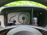 運転に必要な情報をひと目で確認できる、見やすいメーターパネルです。シンプルで分かりやすい表示で、安心してドライブをお楽しみいただけます。機能的で使いやすいデザインが魅力です。