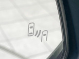 【ブラインドスポットモニター】走行中、ドアミラーの死角になりやすい箇所に後続車が接近するとサイドミラーのレンズに警告を表示!ドライバーに注意喚起をしてくれます。