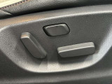 【パワーシート】電動でシートポジションの変更が可能です。手動式より細かくシート設定が可能ですのでより快適な姿勢でドライブを楽しんで頂けるでしょう。
