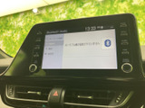 鮮明な画面で、目的地や音楽を楽しめます。タッチ操作でスムーズに操作でき、直感的な使い心地です。