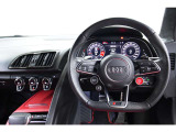 ステアリングに関してはスポーティーなデザインを採用しております。ドライバーが握りやすい形状でR8のスポーツドライビングを意識した設計となっております。
