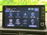 使いやすいインターフェースで、目的地設定や音楽再生をスムーズに操作できます。Apple CarPlayやAndroid Autoにも対応し、スマートフォン連携も可能です。