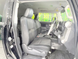 運転席まわりには十分なスペースがあり、大柄な方でもゆったり運転していただける環境です。
