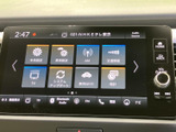 駐車時の後方確認をサポートするバックモニター。狭い場所や段差がある場所でも、安全かつスムーズな後退を支援します。