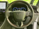 握りやすく操作しやすいステアリング。快適なドライビングポジションを実現し、長距離運転でも疲れにくい設計となっています。