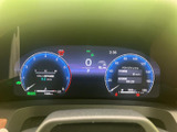 視認性の高いメーターデザイン。重要な情報を一目で確認でき、運転中の情報収集を効率化します。