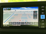 鮮明な画面で、目的地までのナビゲーションをサポート。ドライバーの運転をアシストし、安全な走行をサポートします。