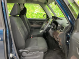 運転席側のドア内張りは丁寧に扱われており、使用感も少なく状態良好です。収納スペースも確保されており、使いやすさも考慮されています。