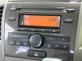 シンプルで使いやすいオーディオユニット。落ち着いたカラーリングと操作ボタンの配置が、運転中の視線を妨げることなく、快適なカーライフをサポートします。ラジオやCD、外部入力も可能です。