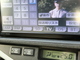 多彩なメディアに対応しており、CDやDVDはもちろん、USBメモリやSDカードからの再生も可能です。お好みの音楽を存分にお楽しみください。