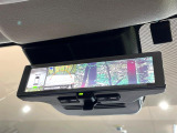 【インテリジェントルームミラー】後席の大きな荷物や同乗者で後方が確認しづらい時でも安心!カメラが撮影した車両後方の映像をルームミラー内に表示。クリアな視界で状況の確認が可能です!