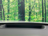【ヘッドアップディスプレイ】現在の速度や走行情報をデジタル表示で運転席前方のガラスに投影!運転中、目線をずらさず必要な情報を確認できるのでとっても便利で安心!