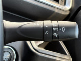 【オートライト(AUTO)】外の明るさをシステムが感知して、自動でヘッドライトが点灯します。ヘッドライトをつけ忘れを防ぐ便利機能です。