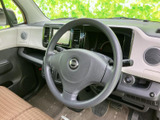 操作しやすいステアリングで、運転中の視線移動を最小限に抑えます。快適なドライビングポジションを実現します。