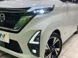 【LEDヘッドライト】悪天候や夜間走行時も良好な視界を確保し安心して運転できる高輝度LEDヘッドライトを装備!点灯速度が早く、消費電力も抑えられています。