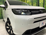 【LEDヘッドライト】悪天候や夜間走行時も良好な視界を確保し安心して運転できる高輝度LEDヘッドライトを装備!点灯速度が早く、消費電力も抑えられています。