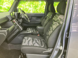運転席からの視界が広く、安全運転をサポート。洗練されたデザインと機能性を両立した、快適な空間です。