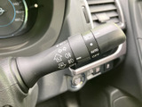 操作感にこだわったウインカーレバー。スムーズな操作で、安全な車内での運転をサポートします。視認性の高い表示もポイントです。
