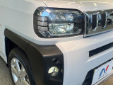 【LEDヘッドライト】悪天候や夜間走行時も良好な視界を確保し安心して運転できる高輝度LEDヘッドライトを装備!点灯速度が早く、消費電力も抑えられています。