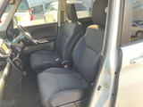 視界の広さを重視した設計で、運転操作が楽に行えます。安全運転をサポートする快適な空間です。