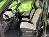 運転席からの視界も良好で、安全な運転をサポートします。広々とした空間で、ゆったりと運転を楽しめます。快適なドライビングポジションです。