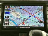 鮮明な地図画面で、安全運転をサポート。現在地情報や交通状況をリアルタイムで確認でき、スムーズなナビゲーションを実現します。