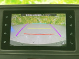 後方確認をサポートするカメラ映像がはっきりと表示され、安全な運転を後押しします。狭い駐車場での操作も安心して行えます。