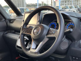 運転席ドアを開けると、広々とした空間が広がります。使いやすい設計で、運転の負担を軽減します。シートへの乗り降りもスムーズに行えます。