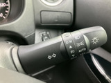 スムーズな操作感を実現したウインカーレバー。安全な運転をサポートし、周囲への注意喚起を効果的に行えます。