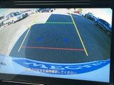 後退時の安全確認をサポートする映像表示機能で、狭い場所でも安心して運転できます。周囲の状況を把握しやすく、万が一のリスクを軽減します。